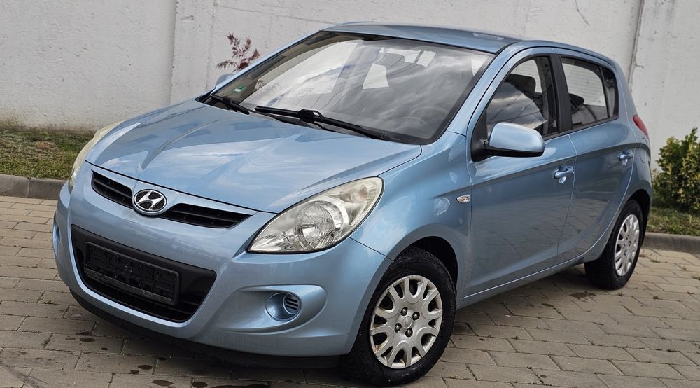 Hyundai i20  1.2 Benzină  An 2010  RATE DE LA 300 LEI