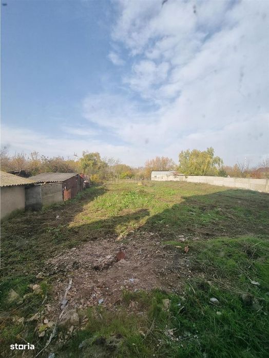 Vanzare TEREN intravilan  1000 mp  deschidere 17 m liniari  Nanov
