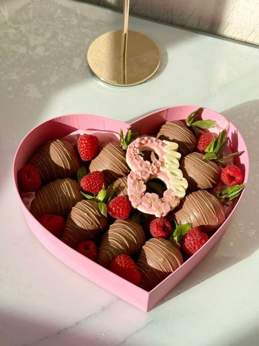 Клубника в шоколаде подарок на праздник