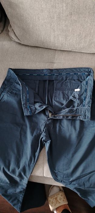Продавам два чифта мъжки много запазени маркови панталони
