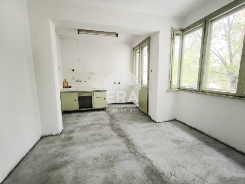 Страхотен тристаен апартамент в Центъра на Хасково