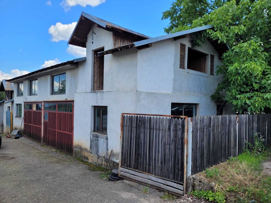 Clădire cu teren generos, poziție excelentă - Baicoi, acces rapid DN1