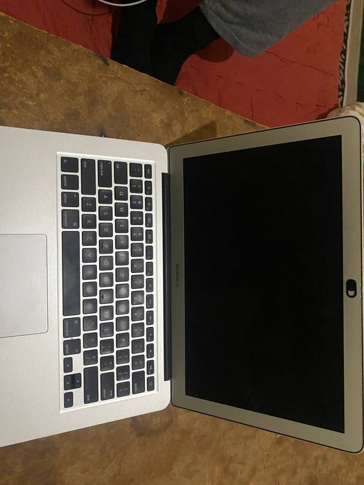 Macbook air sotiladi
