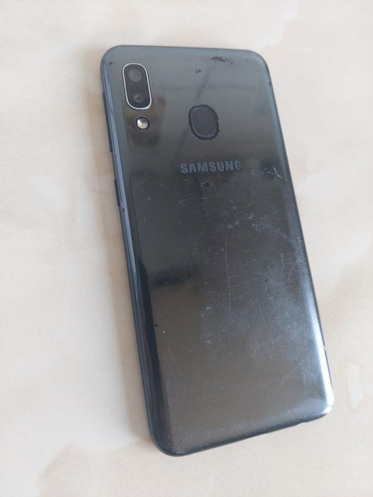 Vând Samsung Galaxy A20e [spart] dar [perfect funcțional] //poze reale