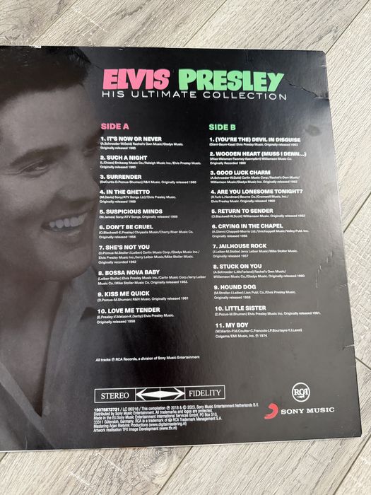 Виниловый проигрыватель и диски в подарок