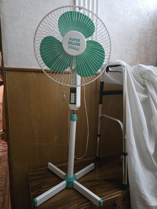 Вентилятор стоящий в хорошем состоянии.