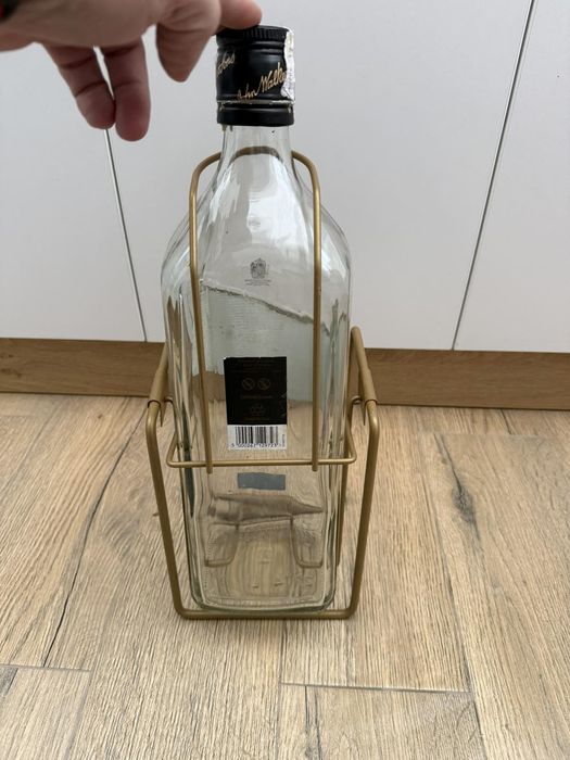 Бутилката от уиски 3л на стойка