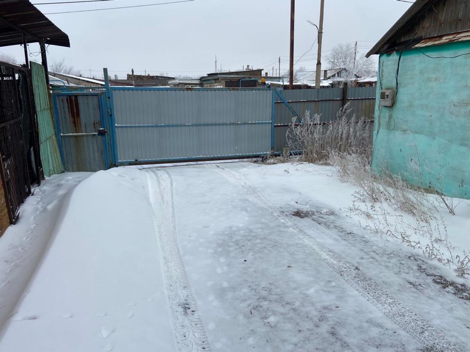 Продам дом, с тремя боксами, с теплицей