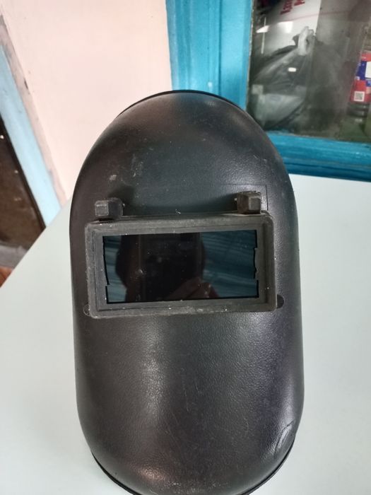 Каска для сварки в хорошем состоянии