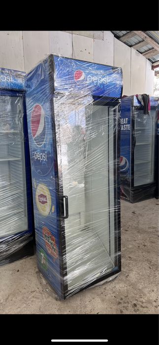 Vitrina frigorifica verticala cu o usa pentru sucuri