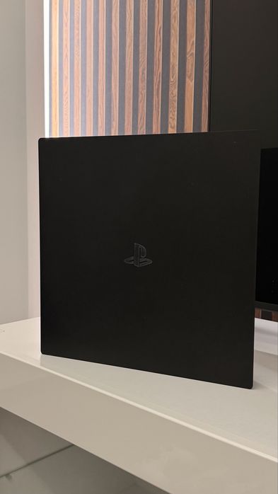 Playstation 4 pro ( два джойстика + fifa )