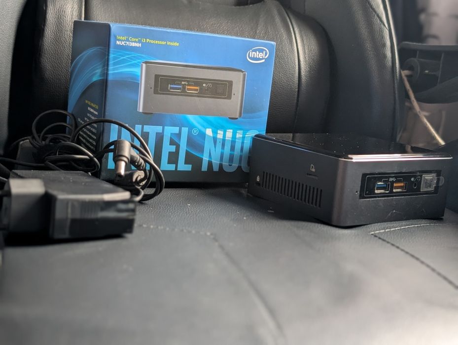 Mini PC Intel NUC7i3BNH – 32GB RAM – SSD 128GB – Compact și rapid