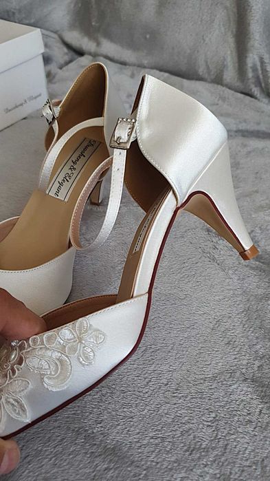 Pantofi eleganți pentru feme,i toc înalt, cu bareta la gleznă, aplicații din satin, pantofi de mireasă NR 39