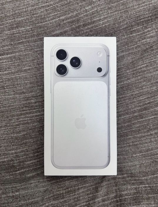 Iphone 17 pro  silver
