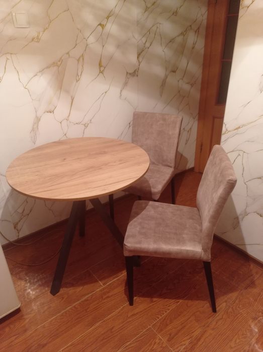 Круглый стол и два стула