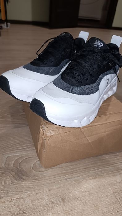 Продам кроссовки On & LOEWE  Cloudtilt