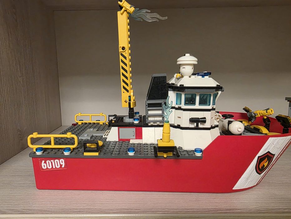 LEGO CITY 60109 - Șalupa de stins incendii