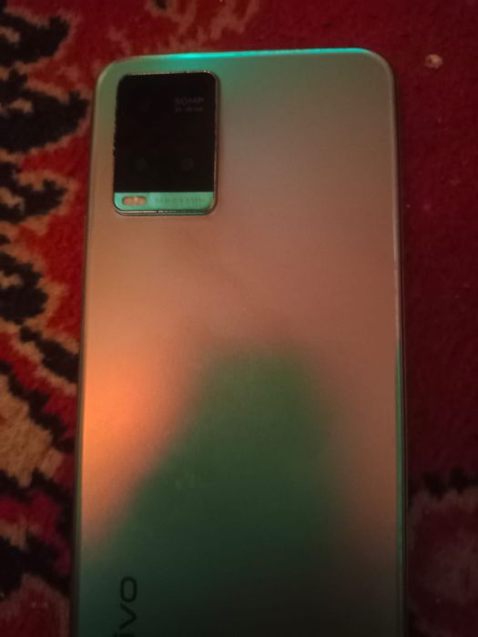 Продам телефон виво у33с