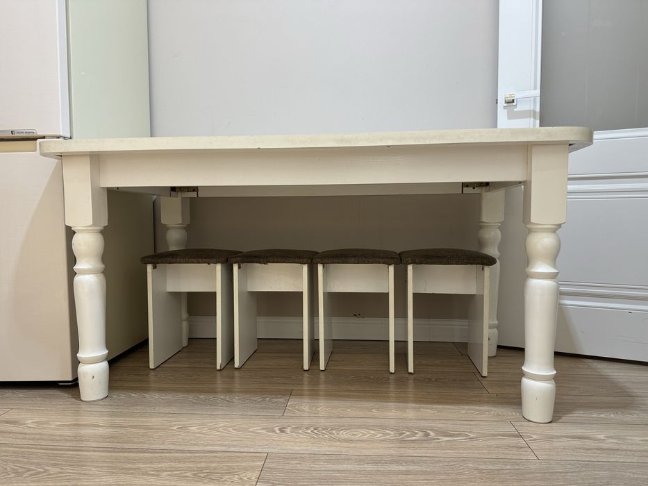 Кухонный стол со стульями