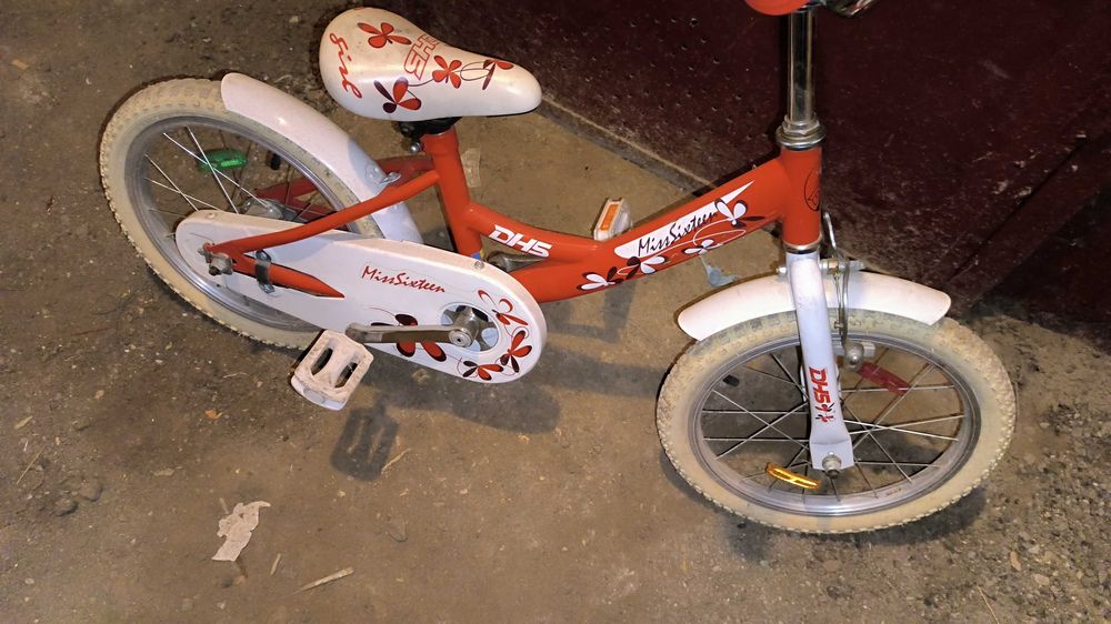 Bicicleta de culoare roșie