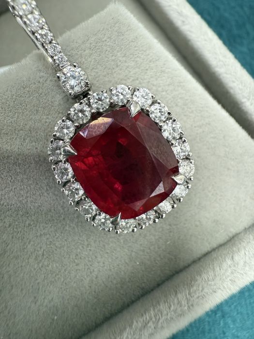 Золотые серьги с бриллиантами и корундом