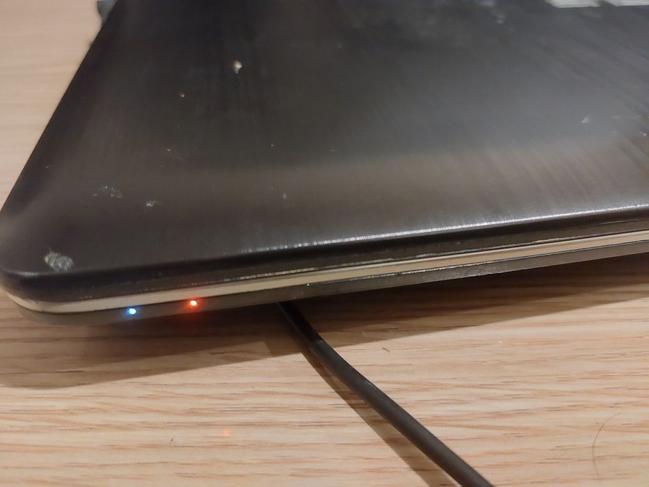 Vând laptop vechi Asus