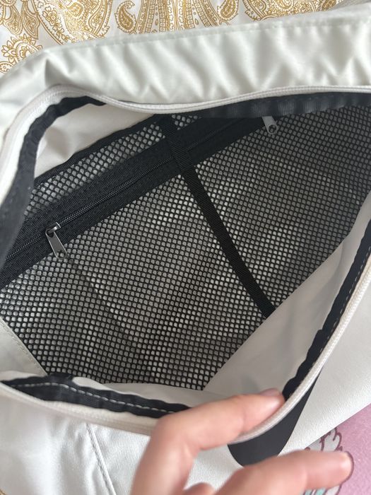 Borseta Nike cu eticheta