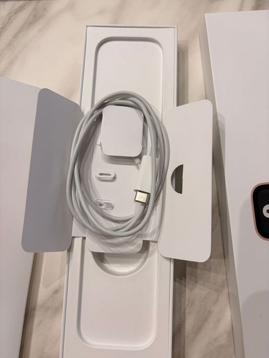 Apple Watch SE 40MM - Gold Aluminum Case Starlight Sport Band