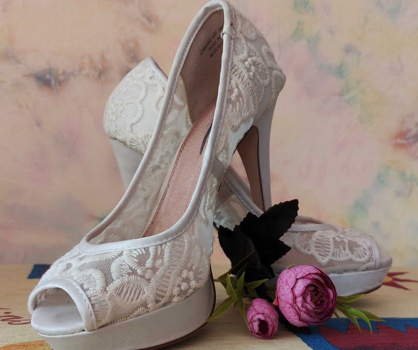 Черни обувки на ток "NEW LOOK" и бели дантелени обувки на ток "NEXT"