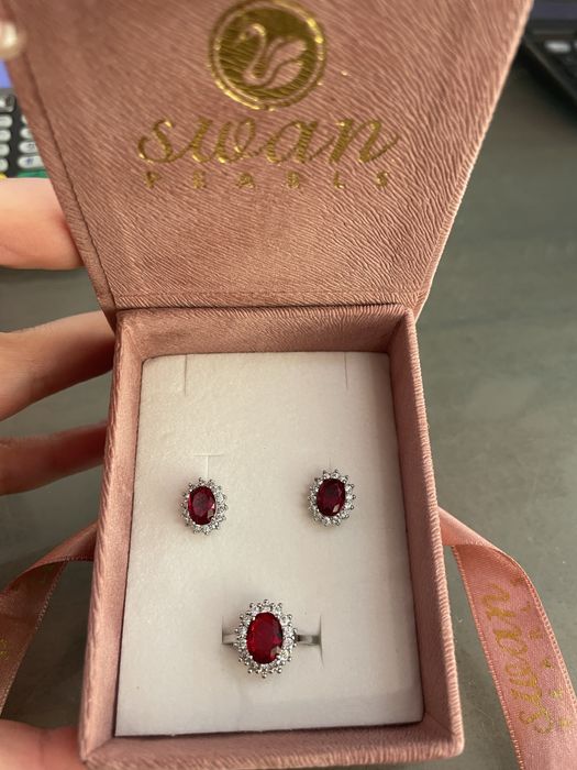 Сребърни обеци и пръстен с червен цирконий