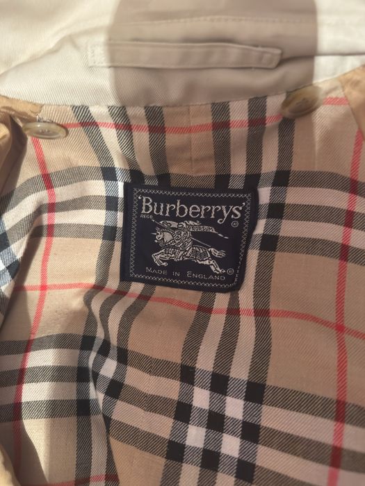 Trench Burberry, în stare foarte buna si este purtat o singura data,.