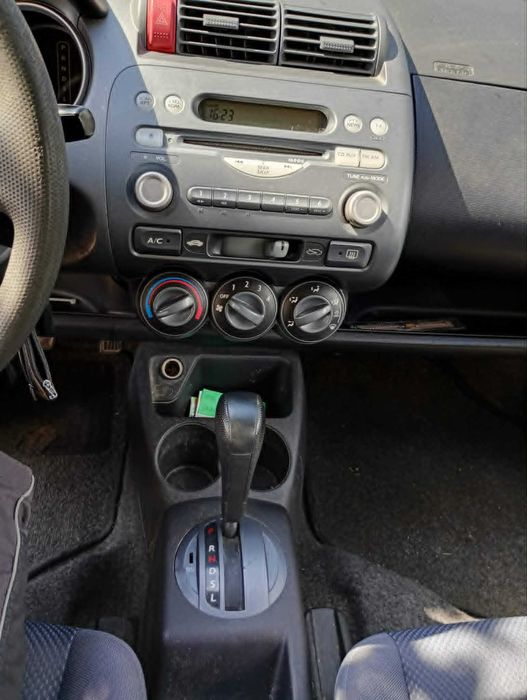 Honda Jazz; 2003 г; 261 000 км;Документално изрядна. Задължително прехвърляне! 2500 евро.