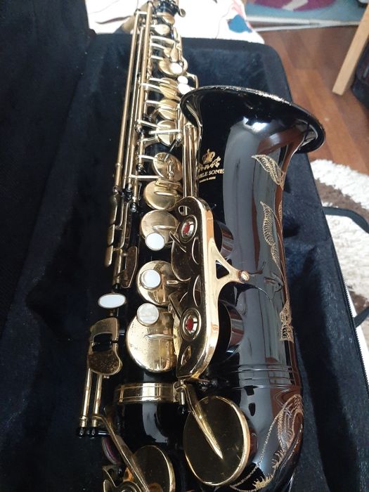 Saxofon nobile sone foarte bun