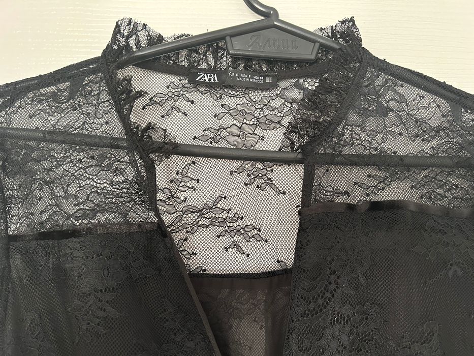 Черна дантелена рокля Зара