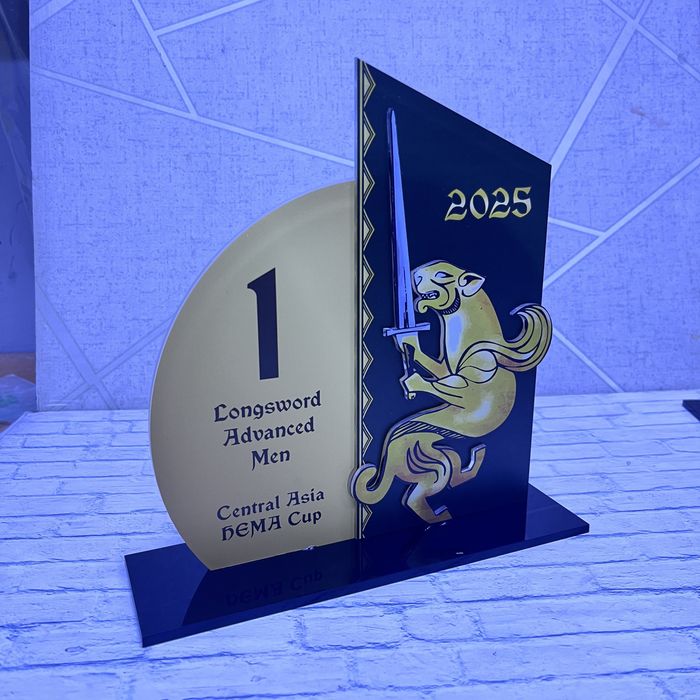 Статуэтка из стекла и акрила