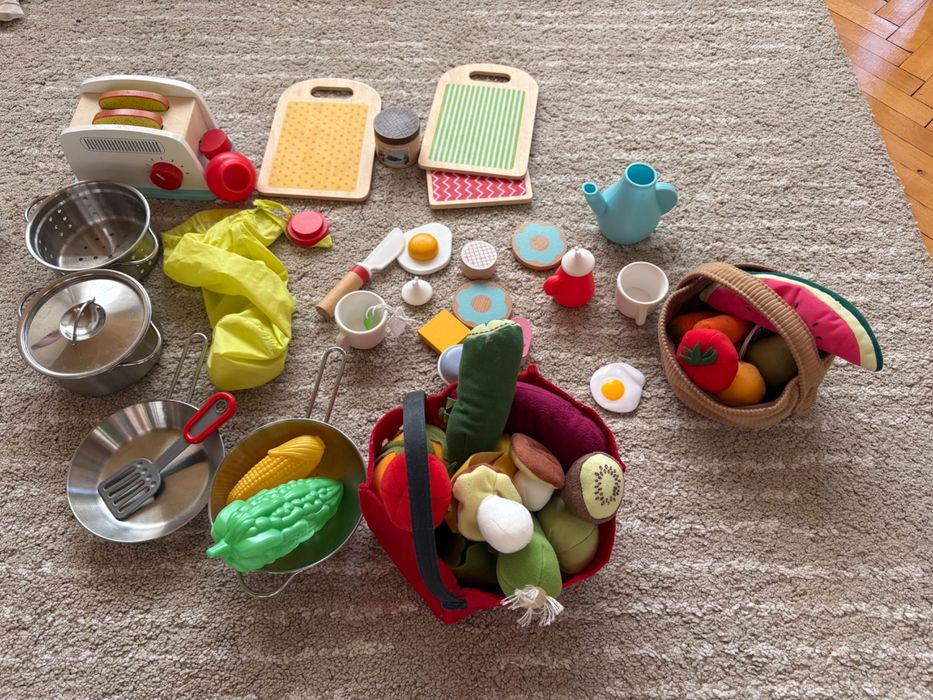 Детска дървена кухня ИКЕА плюс играчки