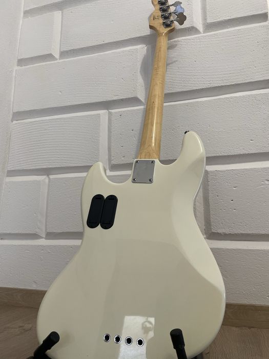 Chitara Bass Marcus Miller V7 1st Gen Alb + Husa