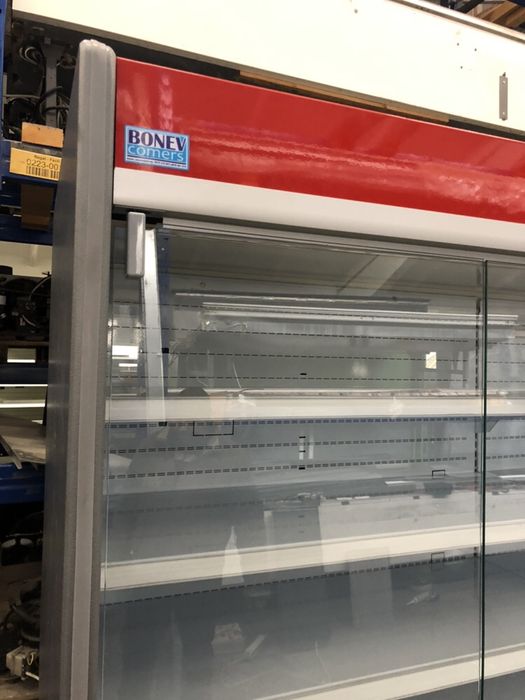 Хладилна витрина със стъклени врати.