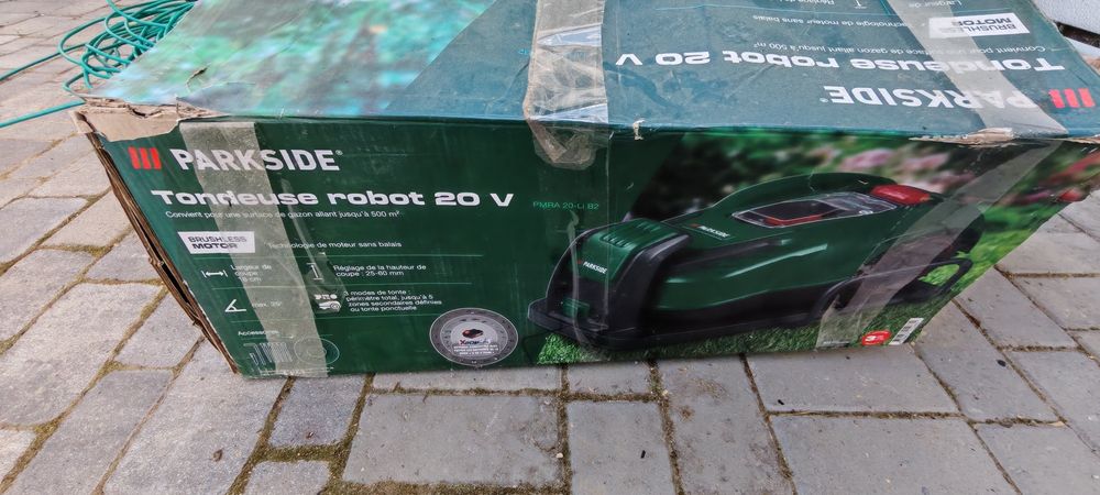 Robot tuns gazonul marca Parkside