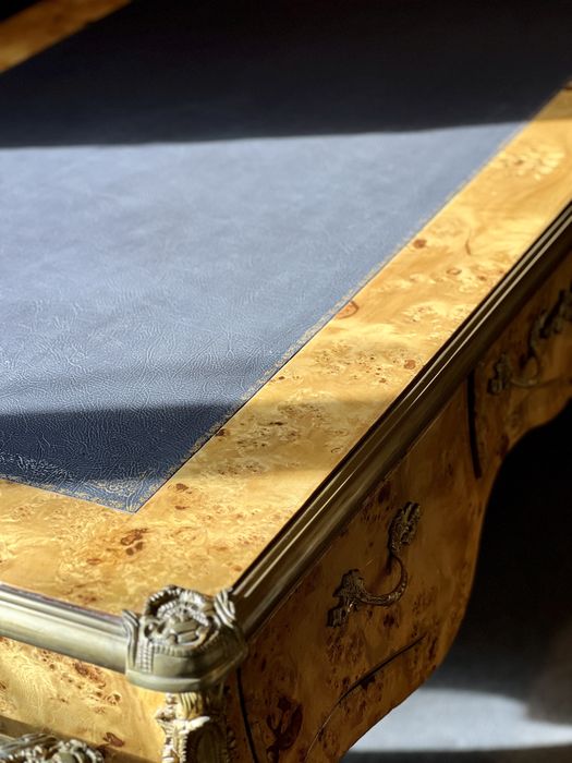 Birou stil Louis XV, furnir rar, bronz aurit – piesă deosebită