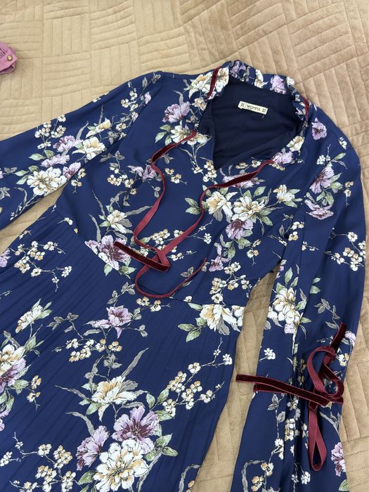 Әдемі, ұзын көк көйлек