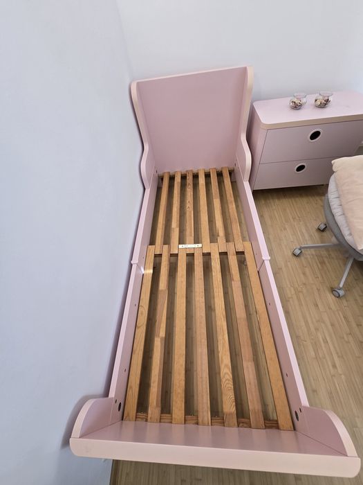 Pat extensibil de culoare roz deschis
