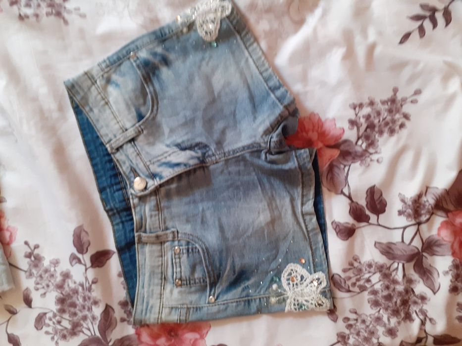 vând pantaloni scurți pentru fete blugi