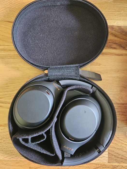 Sony WH-1000XM4 безжични слушалки с ANC - пълен комплект, отлично

Състояние