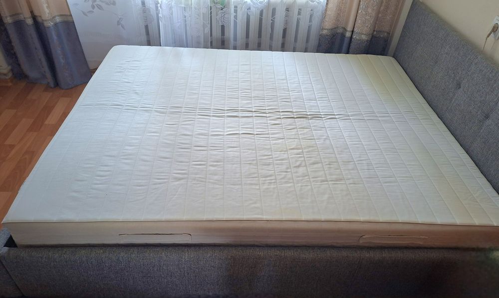 Двуспальная кровать