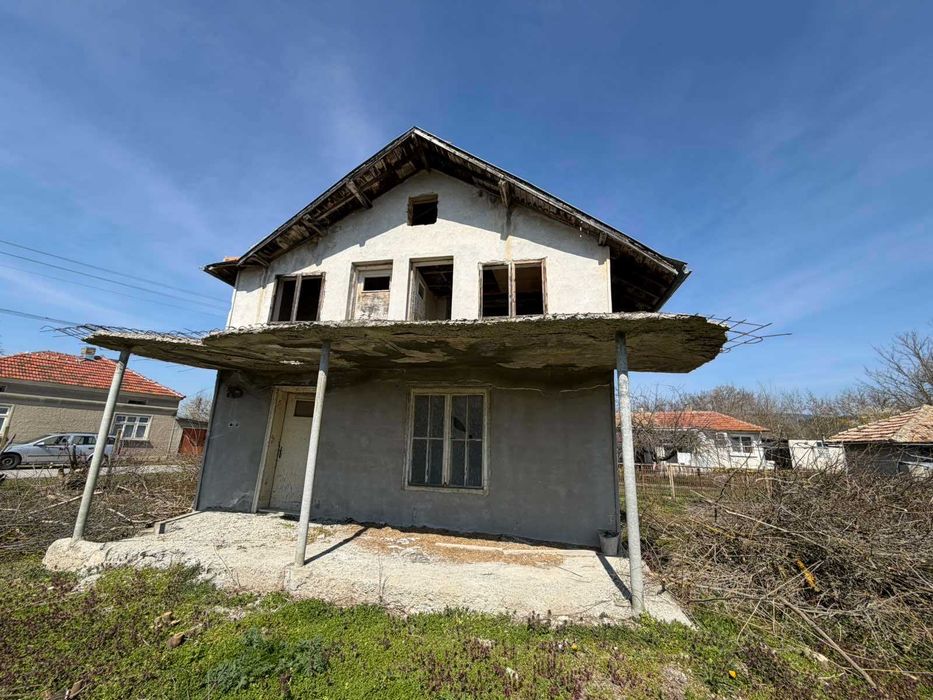 Продавам къща на два етажа за основен ремонт