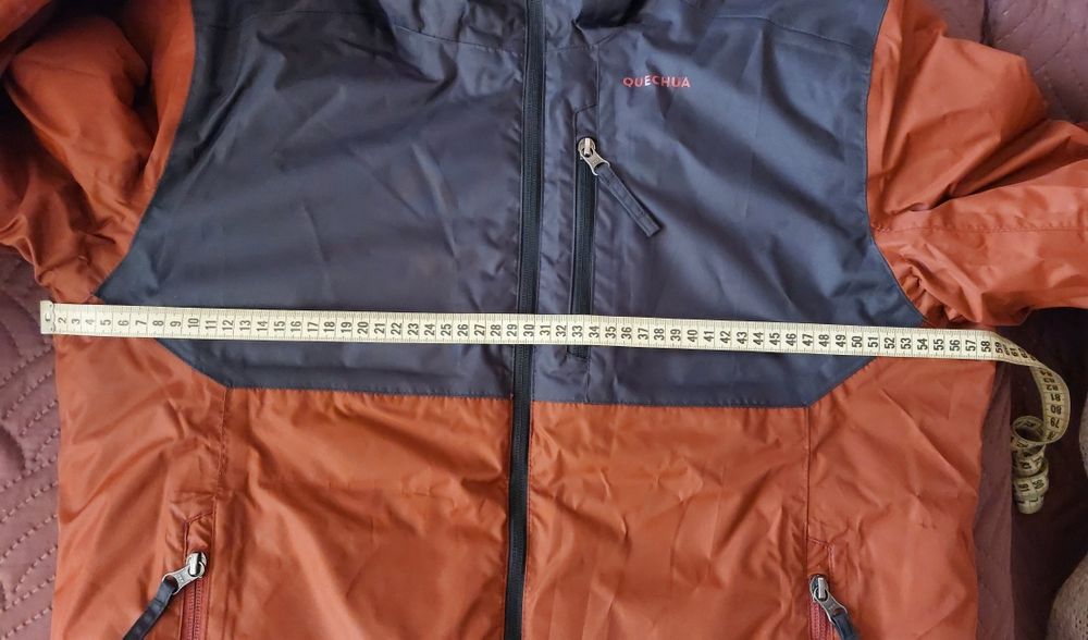 Продавам мъжко яке Quechua