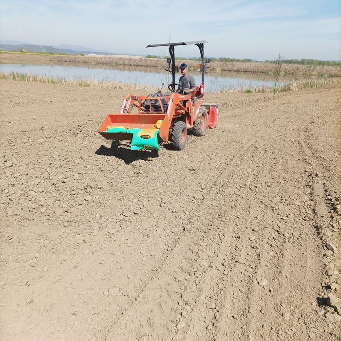 Închiriez tractor cu semănătoare de gazon