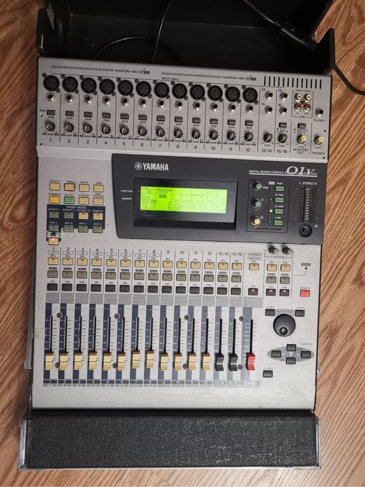 Mixer digital Yamaha, inclusiv case