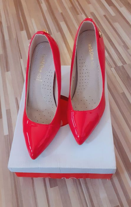 Продавам - Дамски лачени елегантни, червени обувки - 35 номер